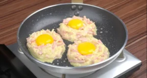 Café de frigideira com ovos e frios